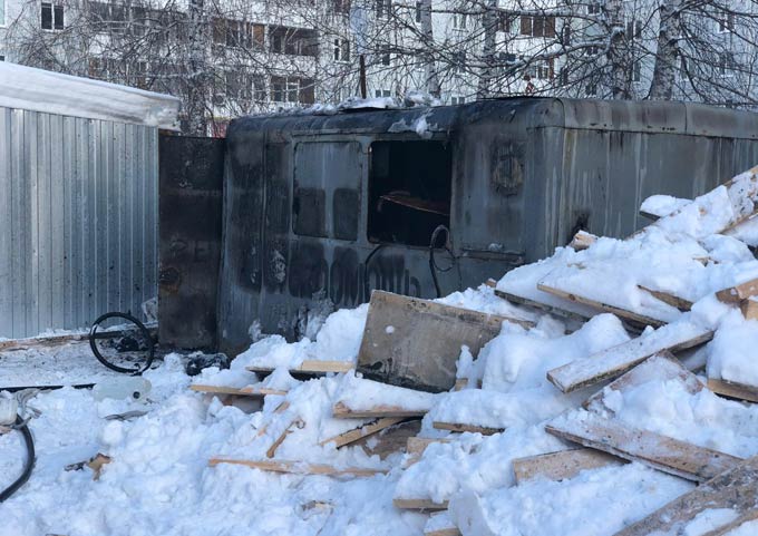 В Нижнекамске около строящегося детсада сгорел строительный вагончик с инструментами