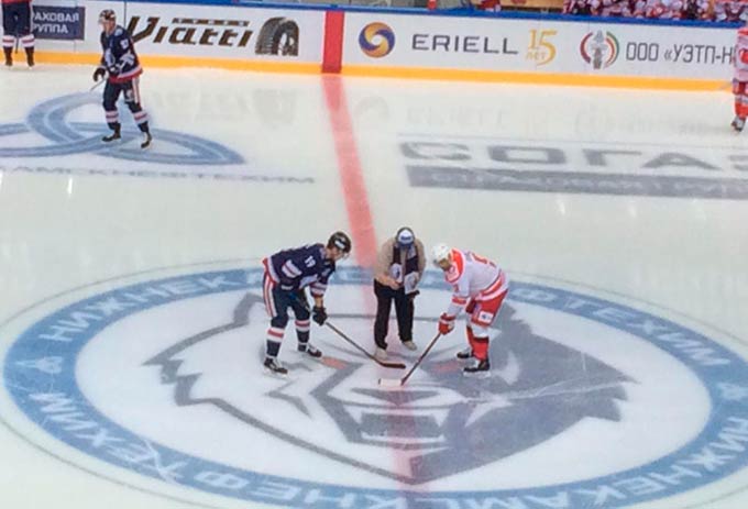 Александр Домогаров дал старт хоккейному матчу между "Нефтехимиком" и "Автомобилистом"