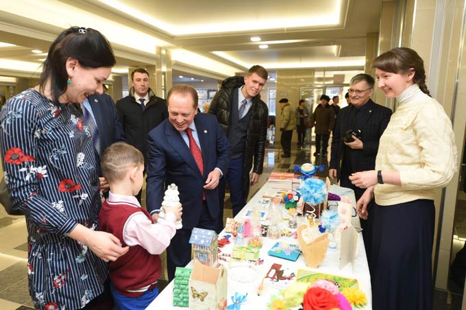 Нижнекамцы на рождественских ярмарках собрали 16 тыс рублей и сохранили семью