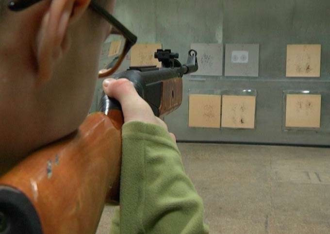 Дать детям оружие: в Татарстане хотят возобновить занятия в огнестрельных тирах