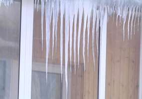 Жителям Нижнекамска напомнили об их обязанности сбивать сосульки с балконов - НТР 24