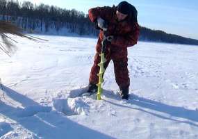 Нижнекамские рыбаки спасают задыхающуюся в озере рыбу - НТР 24