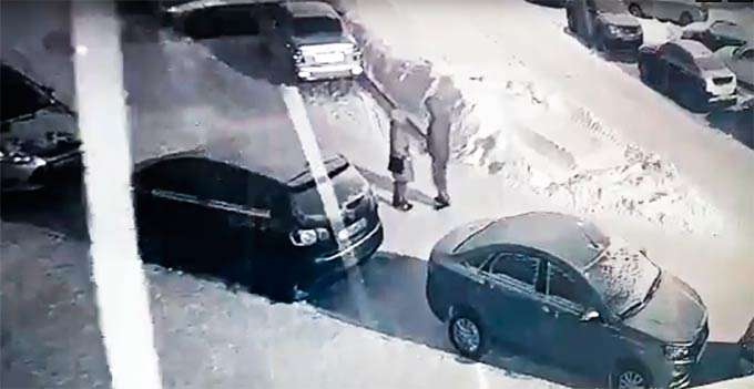 В Нижнекамске неизвестный, обнимавшийся с девушкой, повредил чужой автомобиль
