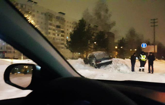 В Нижнекамске «ВАЗ» сбил двух пешеходов и врезался в дорожный знак