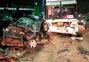 В Нижнекамске легковушка врезалась в "Нефаз", три человека пострадали - НТР 24