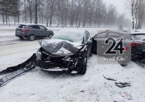 В Нижнекамске иномарка врезалась в припаркованный автомобиль на пр.Химиков - НТР 24