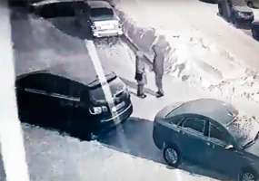 В Нижнекамске неизвестный, обнимавшийся с девушкой, повредил чужой автомобиль - НТР 24