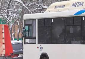 Женщина торопясь выйти из автобуса, сломала руку школьнице - НТР 24