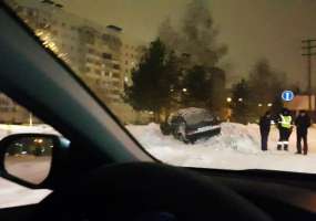 В Нижнекамске «ВАЗ» сбил двух пешеходов и врезался в дорожный знак - НТР 24