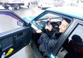 Сотрудники ГИБДД поздравили нижнекамских водителей с 23 февраля