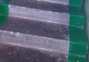 Полицейский спустил пенсионера с лестницы за громкую музыку - НТР 24