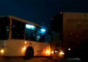 На трассе Нижнекамск - Набережные Челны столкнулись фура и автобус