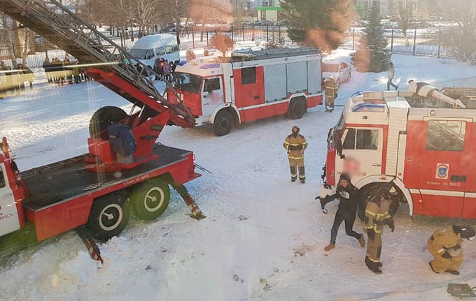 В Нижнекамске пожарные не смогли проехать к месту возгорания из-за припаркованных автомобилей