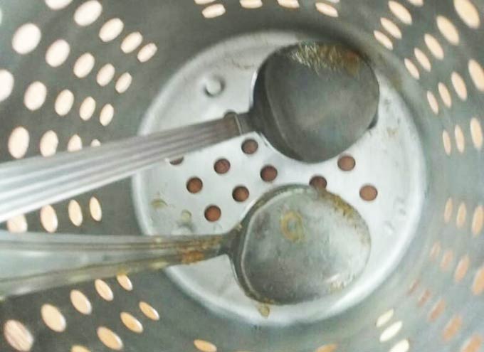 Нижнекамский школьник сфотографировал грязные ложки в столовой