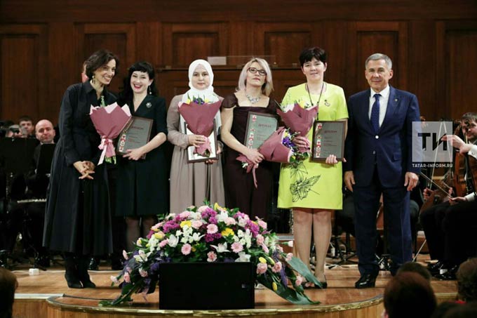 Президент Татарстана и гендиректор ЮНЕСКО в Казани вручили премии в номинации «Женщина-мать»