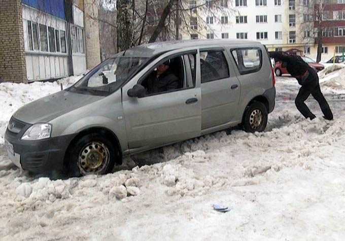 В нижнекамских дворах из-за весеннего потепления машины вязнут в снежной каше