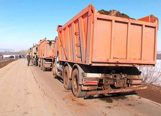 Жители села Прости перекрыли дороги грузовикам на полигон, загоревшийся осенью 2018 года