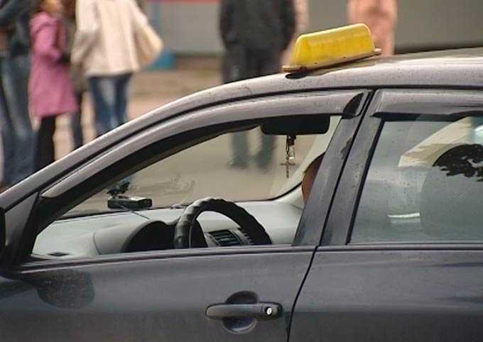 В Нижнекамске таксиста наказали за найденный телефон