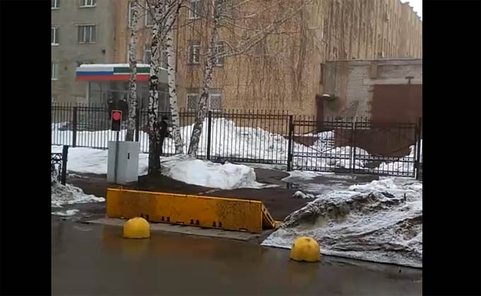 Появилось видео с места нападения на полицейского в Нижнекамске