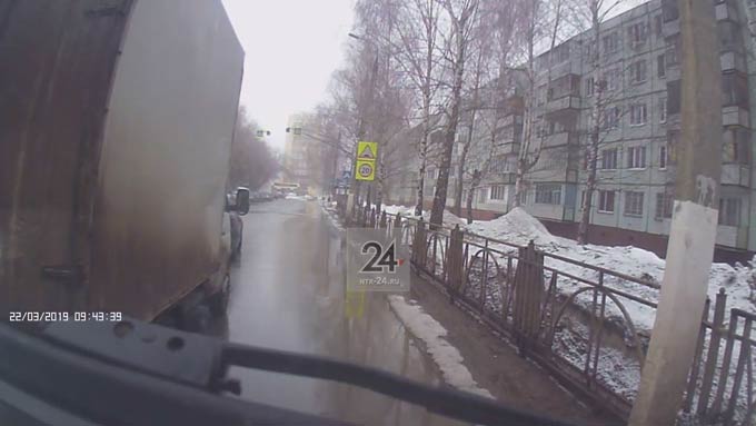 Появилось видео момента нападения на полицейского в Нижнекамске