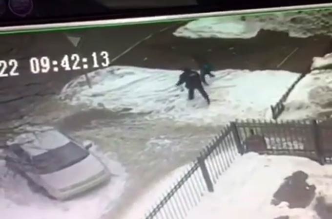 Появилось видео нападения на нижнекамского полицейского с камер наблюдения