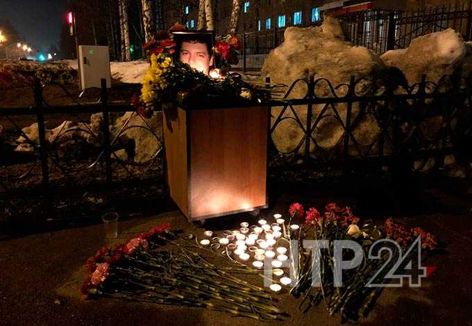 Нижнекамцы приносят цветы к месту гибели полицейского