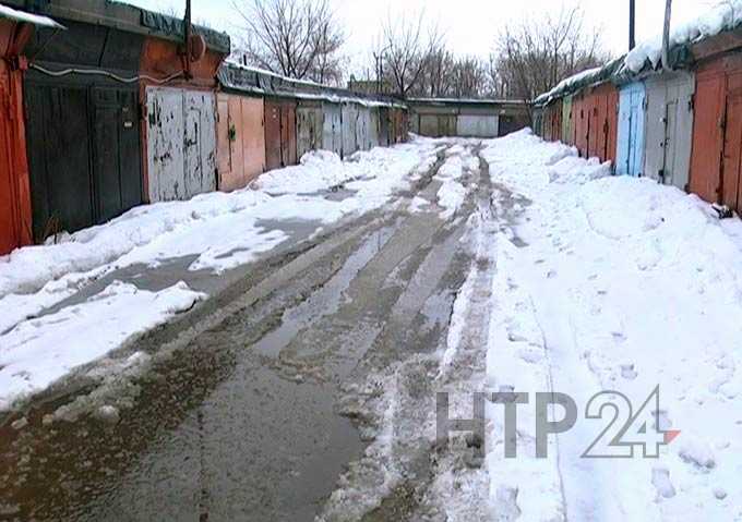 Владельцы гаражей в Нижнекамске боятся за свое имущество из-за талой воды