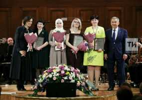 Президент Татарстана и гендиректор ЮНЕСКО в Казани вручили премии в номинации «Женщина-мать» - НТР 24