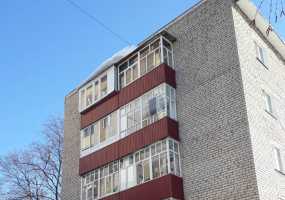 В Нижнекамске упавшие с крыши снег и лед повредили крыльцо офиса - НТР 24