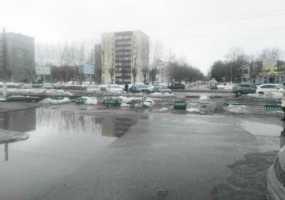 Нижнекамские водители просят убрать клумбы, мешающие проезду - НТР 24