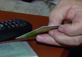 Мужчина получил кредит из-за "минуса" на карте - НТР 24