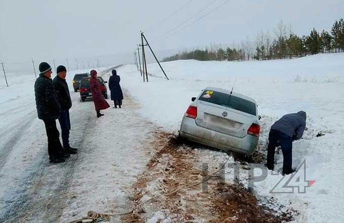 В Нижнекамском районе неравнодушные водители помогли вытащить машину из кювета