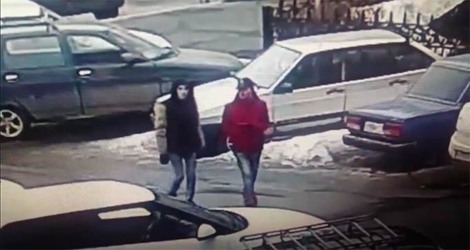 В Нижнекамске молодые люди, укравшие автомобильный регистратор, попали на камеру видеонаблюдения