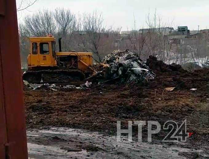В Нижнекамске неизвестные "прятали" мусор в гаражном кооперативе