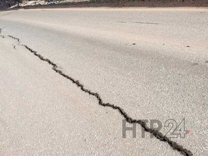 Дорогу между Дмитриевкой и Ильинкой около Нижнекамска "разорвала" гигантская трещина