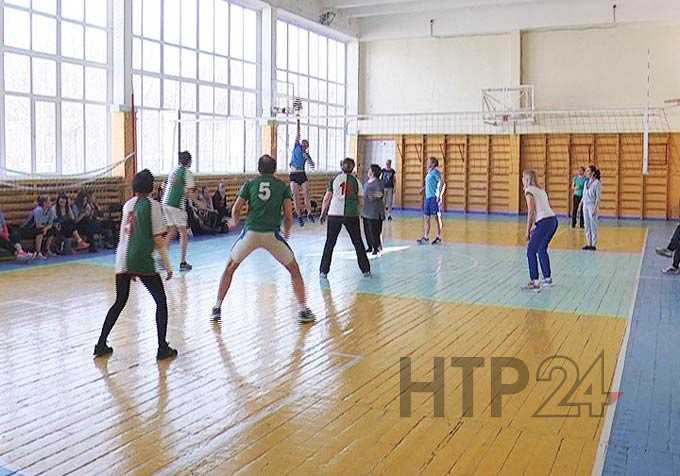 В Нижнекамске выявился победитель чемпионата по волейболу среди школьных учителей