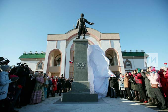 Минниханов и Хабиров открыли в Уфе первый памятник Габдулле Тукаю