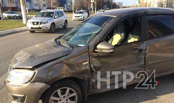 В Нижнекамске из-за выехавшего на «красный» автомобиля произошло ДТП с пострадавшим
