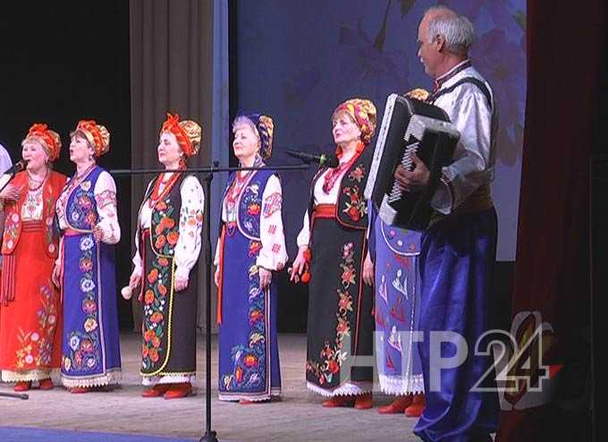 В Нижнекамске во время пасхального концерта пели старинные песни и катали яйца
