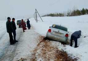 В Нижнекамском районе неравнодушные водители помогли вытащить машину из кювета