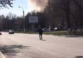 В Нижнекамске мужчина мешал автолюбителям, шагая про проезжей части - НТР 24