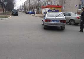 «Чё там на Юности у УВД творится?» - горожане сообщают о том, что полицейская машина перекрыла дорогу - НТР 24