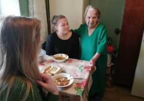 В Нижнекамске волонтеры наводят порядок в квартирах пожилых людей Дома ветеранов - НТР 24