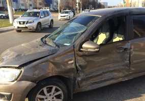 В Нижнекамске из-за выехавшего на «красный» автомобиля произошло ДТП с пострадавшим - НТР 24