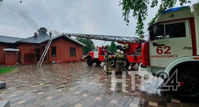 В Нижнекамске загорелось здание сетевой компании общепита