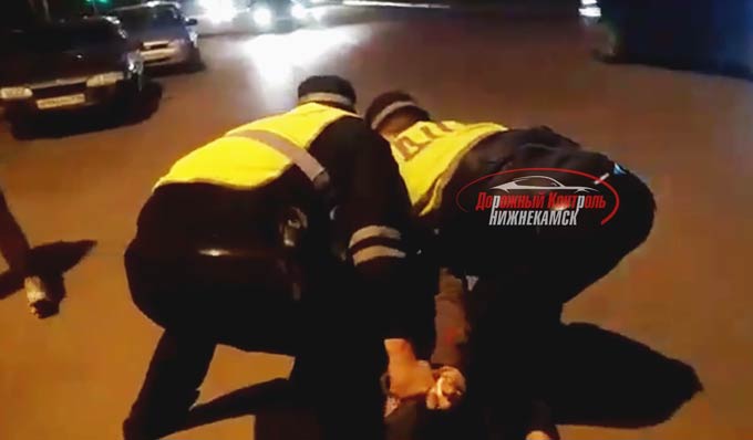 Нижнекамского водителя, которому сотрудник ГИБДД разбил стекло автомобиля, арестовали