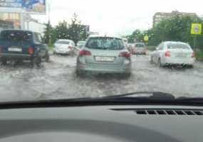 Нижнекамцы выкладывают в соцсетях фото и видео затопленных дождем улиц