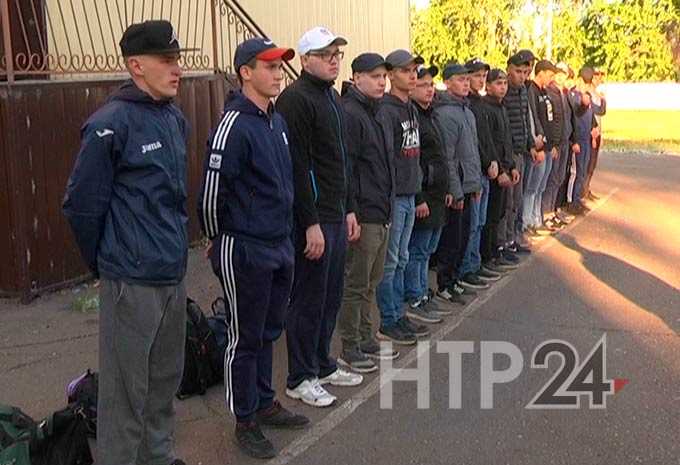 24 новобранца из Нижнекамска ушли служить в армию
