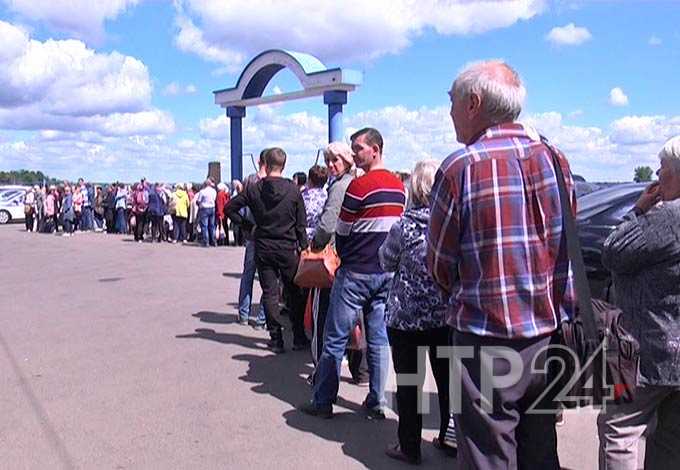 Тысячи жителей Нижнекамска посетили могилы своих родственник и близких
