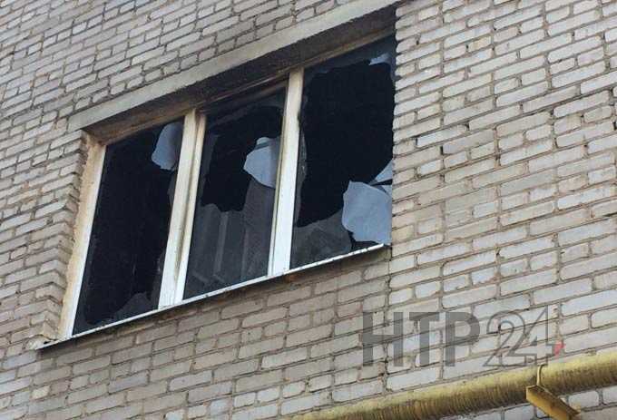 В Нижнекамске пожарные вывели из горящей квартиры пожилую женщину